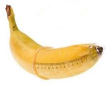 банан у презервативі імітує збільшений член